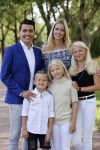 Volendam 2 juli 2020
Jan Smit krijgt koninklijke onderscheiding opgespeld door zijn vrouw Liza. Ook hun kinderen Fem Senn en Emma waren natuurlijk aanwezig.