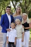Volendam 2 juli 2020
Jan Smit krijgt koninklijke onderscheiding opgespeld door zijn vrouw Liza. Ook hun kinderen Fem Senn en Emma waren natuurlijk aanwezig.