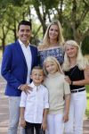 Volendam 2 juli 2020
Jan Smit krijgt koninklijke onderscheiding opgespeld door zijn vrouw Liza. Ook hun kinderen Fem Senn en Emma waren natuurlijk aanwezig.