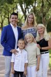 Volendam 2 juli 2020
Jan Smit krijgt koninklijke onderscheiding opgespeld door zijn vrouw Liza. Ook hun kinderen Fem Senn en Emma waren natuurlijk aanwezig.