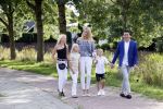Volendam 2 juli 2020
Jan Smit krijgt koninklijke onderscheiding opgespeld door zijn vrouw Liza. Ook hun kinderen Fem Senn en Emma waren natuurlijk aanwezig.