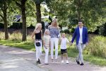 Volendam 2 juli 2020
Jan Smit krijgt koninklijke onderscheiding opgespeld door zijn vrouw Liza. Ook hun kinderen Fem Senn en Emma waren natuurlijk aanwezig.