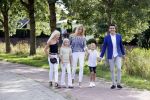 Volendam 2 juli 2020
Jan Smit krijgt koninklijke onderscheiding opgespeld door zijn vrouw Liza. Ook hun kinderen Fem Senn en Emma waren natuurlijk aanwezig.