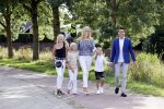 Volendam 2 juli 2020
Jan Smit krijgt koninklijke onderscheiding opgespeld door zijn vrouw Liza. Ook hun kinderen Fem Senn en Emma waren natuurlijk aanwezig.