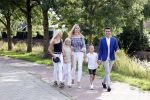 Volendam 2 juli 2020
Jan Smit krijgt koninklijke onderscheiding opgespeld door zijn vrouw Liza. Ook hun kinderen Fem Senn en Emma waren natuurlijk aanwezig.