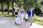 Volendam 2 juli 2020
Jan Smit krijgt koninklijke onderscheiding opgespeld door zijn vrouw Liza. Ook hun kinderen Fem Senn en Emma waren natuurlijk aanwezig.