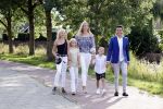 Volendam 2 juli 2020
Jan Smit krijgt koninklijke onderscheiding opgespeld door zijn vrouw Liza. Ook hun kinderen Fem Senn en Emma waren natuurlijk aanwezig.