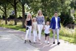 Volendam 2 juli 2020
Jan Smit krijgt koninklijke onderscheiding opgespeld door zijn vrouw Liza. Ook hun kinderen Fem Senn en Emma waren natuurlijk aanwezig.