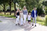 Volendam 2 juli 2020
Jan Smit krijgt koninklijke onderscheiding opgespeld door zijn vrouw Liza. Ook hun kinderen Fem Senn en Emma waren natuurlijk aanwezig.