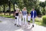 Volendam 2 juli 2020
Jan Smit krijgt koninklijke onderscheiding opgespeld door zijn vrouw Liza. Ook hun kinderen Fem Senn en Emma waren natuurlijk aanwezig.
