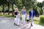 Volendam 2 juli 2020
Jan Smit krijgt koninklijke onderscheiding opgespeld door zijn vrouw Liza. Ook hun kinderen Fem Senn en Emma waren natuurlijk aanwezig.