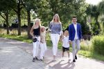 Volendam 2 juli 2020
Jan Smit krijgt koninklijke onderscheiding opgespeld door zijn vrouw Liza. Ook hun kinderen Fem Senn en Emma waren natuurlijk aanwezig.