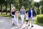 Volendam 2 juli 2020
Jan Smit krijgt koninklijke onderscheiding opgespeld door zijn vrouw Liza. Ook hun kinderen Fem Senn en Emma waren natuurlijk aanwezig.