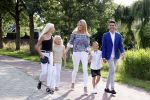 Volendam 2 juli 2020
Jan Smit krijgt koninklijke onderscheiding opgespeld door zijn vrouw Liza. Ook hun kinderen Fem Senn en Emma waren natuurlijk aanwezig.
