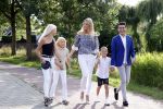 Volendam 2 juli 2020
Jan Smit krijgt koninklijke onderscheiding opgespeld door zijn vrouw Liza. Ook hun kinderen Fem Senn en Emma waren natuurlijk aanwezig.