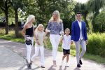 Volendam 2 juli 2020
Jan Smit krijgt koninklijke onderscheiding opgespeld door zijn vrouw Liza. Ook hun kinderen Fem Senn en Emma waren natuurlijk aanwezig.