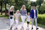 Volendam 2 juli 2020
Jan Smit krijgt koninklijke onderscheiding opgespeld door zijn vrouw Liza. Ook hun kinderen Fem Senn en Emma waren natuurlijk aanwezig.