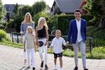 Volendam 2 juli 2020
Jan Smit krijgt koninklijke onderscheiding opgespeld door zijn vrouw Liza. Ook hun kinderen Fem Senn en Emma waren natuurlijk aanwezig.