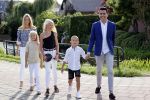 Volendam 2 juli 2020
Jan Smit krijgt koninklijke onderscheiding opgespeld door zijn vrouw Liza. Ook hun kinderen Fem Senn en Emma waren natuurlijk aanwezig.