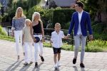 Volendam 2 juli 2020
Jan Smit krijgt koninklijke onderscheiding opgespeld door zijn vrouw Liza. Ook hun kinderen Fem Senn en Emma waren natuurlijk aanwezig.