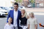 Volendam 2 juli 2020
Jan Smit krijgt koninklijke onderscheiding opgespeld door zijn vrouw Liza. Ook hun kinderen Fem Senn en Emma waren natuurlijk aanwezig.