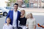 Volendam 2 juli 2020
Jan Smit krijgt koninklijke onderscheiding opgespeld door zijn vrouw Liza. Ook hun kinderen Fem Senn en Emma waren natuurlijk aanwezig.
