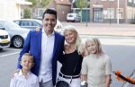 Volendam 2 juli 2020
Jan Smit krijgt koninklijke onderscheiding opgespeld door zijn vrouw Liza. Ook hun kinderen Fem Senn en Emma waren natuurlijk aanwezig.