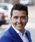 Volendam 2 juli 2020
Jan Smit krijgt koninklijke onderscheiding opgespeld door zijn vrouw Liza. Ook hun kinderen Fem Senn en Emma waren natuurlijk aanwezig.