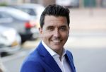 Volendam 2 juli 2020
Jan Smit krijgt koninklijke onderscheiding opgespeld door zijn vrouw Liza. Ook hun kinderen Fem Senn en Emma waren natuurlijk aanwezig.