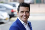 Volendam 2 juli 2020
Jan Smit krijgt koninklijke onderscheiding opgespeld door zijn vrouw Liza. Ook hun kinderen Fem Senn en Emma waren natuurlijk aanwezig.