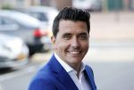 Volendam 2 juli 2020
Jan Smit krijgt koninklijke onderscheiding opgespeld door zijn vrouw Liza. Ook hun kinderen Fem Senn en Emma waren natuurlijk aanwezig.