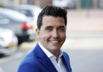 Volendam 2 juli 2020
Jan Smit krijgt koninklijke onderscheiding opgespeld door zijn vrouw Liza. Ook hun kinderen Fem Senn en Emma waren natuurlijk aanwezig.