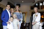 Volendam 2 juli 2020
Jan Smit krijgt koninklijke onderscheiding opgespeld door zijn vrouw Liza. Ook hun kinderen Fem Senn en Emma waren natuurlijk aanwezig.