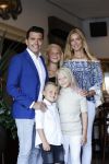 Volendam 2 juli 2020
Jan Smit krijgt koninklijke onderscheiding opgespeld door zijn vrouw Liza. Ook hun kinderen Fem Senn en Emma waren natuurlijk aanwezig.