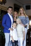 Volendam 2 juli 2020
Jan Smit krijgt koninklijke onderscheiding opgespeld door zijn vrouw Liza. Ook hun kinderen Fem Senn en Emma waren natuurlijk aanwezig.