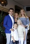 Volendam 2 juli 2020
Jan Smit krijgt koninklijke onderscheiding opgespeld door zijn vrouw Liza. Ook hun kinderen Fem Senn en Emma waren natuurlijk aanwezig.