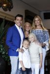 Volendam 2 juli 2020
Jan Smit krijgt koninklijke onderscheiding opgespeld door zijn vrouw Liza. Ook hun kinderen Fem Senn en Emma waren natuurlijk aanwezig.