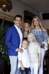 Volendam 2 juli 2020
Jan Smit krijgt koninklijke onderscheiding opgespeld door zijn vrouw Liza. Ook hun kinderen Fem Senn en Emma waren natuurlijk aanwezig.
