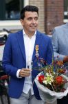 Volendam 2 juli 2020
Jan Smit krijgt koninklijke onderscheiding opgespeld door zijn vrouw Liza. Ook hun kinderen Fem Senn en Emma waren natuurlijk aanwezig.