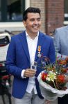 Volendam 2 juli 2020
Jan Smit krijgt koninklijke onderscheiding opgespeld door zijn vrouw Liza. Ook hun kinderen Fem Senn en Emma waren natuurlijk aanwezig.