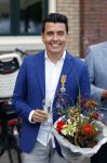 Volendam 2 juli 2020
Jan Smit krijgt koninklijke onderscheiding opgespeld door zijn vrouw Liza. Ook hun kinderen Fem Senn en Emma waren natuurlijk aanwezig.