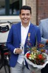 Volendam 2 juli 2020
Jan Smit krijgt koninklijke onderscheiding opgespeld door zijn vrouw Liza. Ook hun kinderen Fem Senn en Emma waren natuurlijk aanwezig.