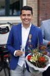 Volendam 2 juli 2020
Jan Smit krijgt koninklijke onderscheiding opgespeld door zijn vrouw Liza. Ook hun kinderen Fem Senn en Emma waren natuurlijk aanwezig.