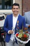 Volendam 2 juli 2020
Jan Smit krijgt koninklijke onderscheiding opgespeld door zijn vrouw Liza. Ook hun kinderen Fem Senn en Emma waren natuurlijk aanwezig.