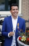Volendam 2 juli 2020
Jan Smit krijgt koninklijke onderscheiding opgespeld door zijn vrouw Liza. Ook hun kinderen Fem Senn en Emma waren natuurlijk aanwezig.