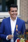 Volendam 2 juli 2020
Jan Smit krijgt koninklijke onderscheiding opgespeld door zijn vrouw Liza. Ook hun kinderen Fem Senn en Emma waren natuurlijk aanwezig.