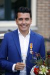 Volendam 2 juli 2020
Jan Smit krijgt koninklijke onderscheiding opgespeld door zijn vrouw Liza. Ook hun kinderen Fem Senn en Emma waren natuurlijk aanwezig.