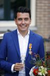 Volendam 2 juli 2020
Jan Smit krijgt koninklijke onderscheiding opgespeld door zijn vrouw Liza. Ook hun kinderen Fem Senn en Emma waren natuurlijk aanwezig.