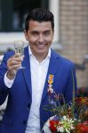 Volendam 2 juli 2020
Jan Smit krijgt koninklijke onderscheiding opgespeld door zijn vrouw Liza. Ook hun kinderen Fem Senn en Emma waren natuurlijk aanwezig.