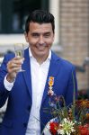 Volendam 2 juli 2020
Jan Smit krijgt koninklijke onderscheiding opgespeld door zijn vrouw Liza. Ook hun kinderen Fem Senn en Emma waren natuurlijk aanwezig.